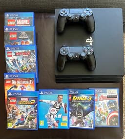 Sony Playstation 4 PS4 PRO konsol med handkontroller och spel