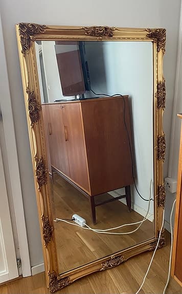 Tradition spegel med dekorativ guldram