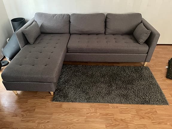 Modern grå L-soffa med schäslong – som ny
