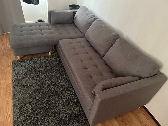 Modern grå L-soffa med schäslong – som ny