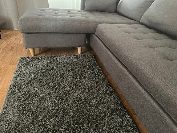 Modern grå L-soffa med schäslong – som ny