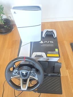 Sony Playstation 5 konsol med ratt och pedaler