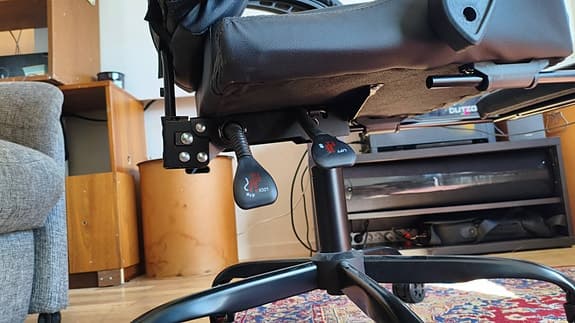 Svart gamingstol med fotstöd och armstöd