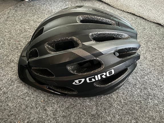 Giro cykelhjälm svart