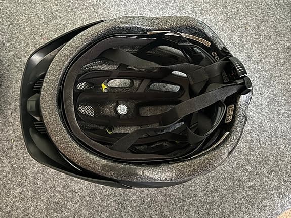 Giro cykelhjälm svart