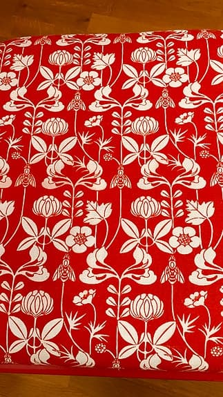 Röd gungträstol med blommig sits