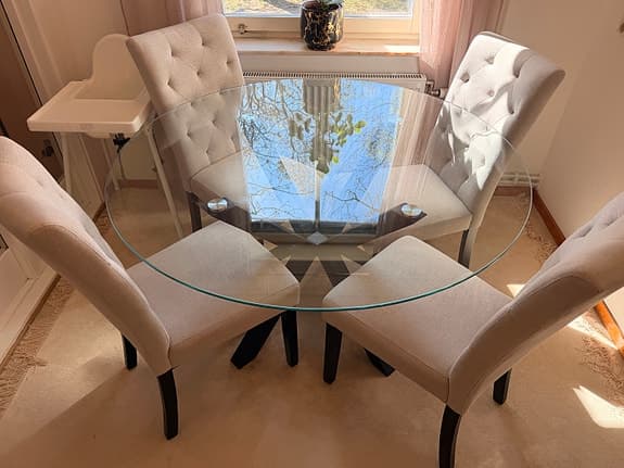matbord i glas med stolar matgrupp