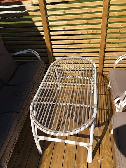 Utegrupp med soffa, två fåtöljer och bord i vit rotting