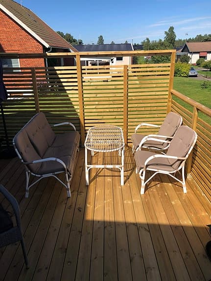 Utegrupp med soffa, två fåtöljer och bord i vit rotting