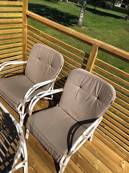 Utegrupp med soffa, två fåtöljer och bord i vit rotting