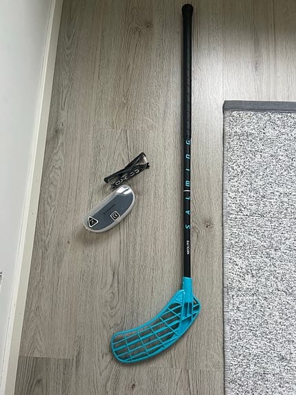 Innebandyklubba med glasögon