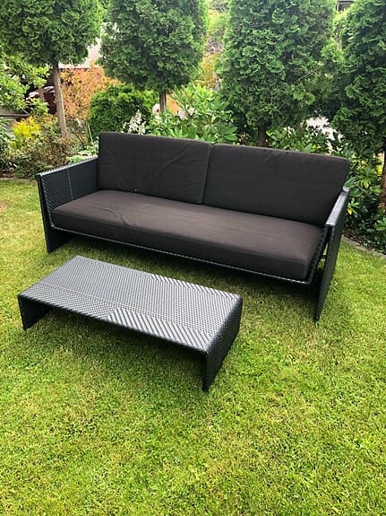 Dedon Slim Line soffa med bord i konstrotting svart