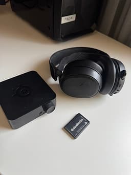 SteelSeries Arctis Pro Wireless – premium gamingheadset (nya läderkuddar)
