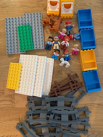 Duplo; stort paket fordon och duplobitar m.m.
