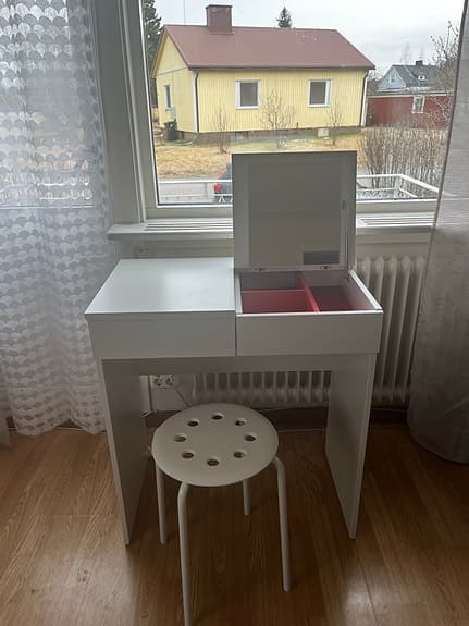 Skrivbord med stolen