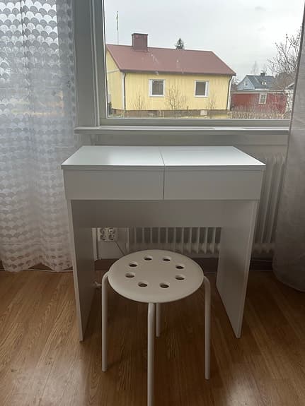 Skrivbord med stolen