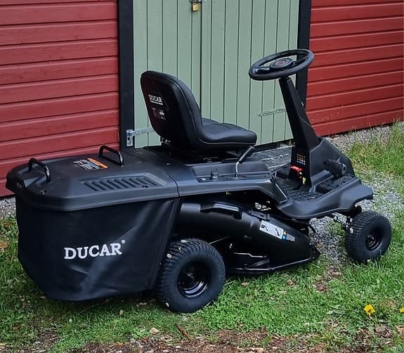 Liten bra och smidig ÅKGRÄSKLIPPARE Ducar"24 Black Edition