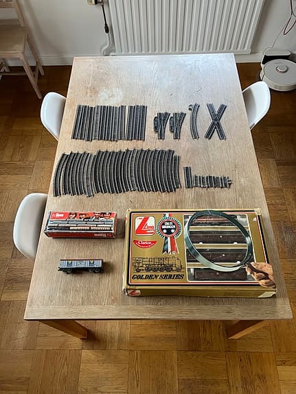 Lima modelljärnväg med lok, vagnar och räls