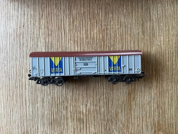 Lima modelljärnväg med lok, vagnar och räls