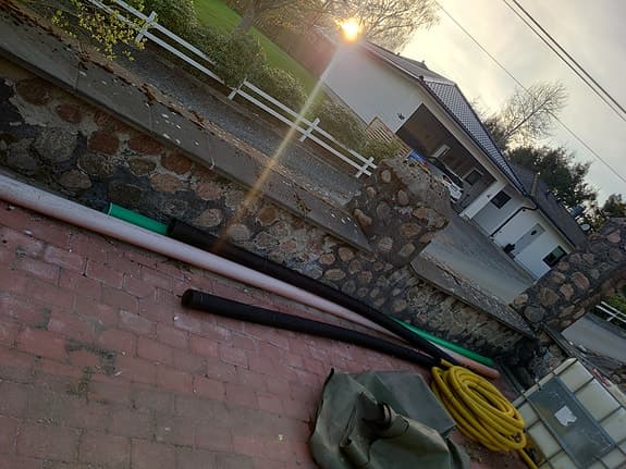 Trädgårdsslang och rör i olika storlekar
