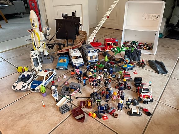 Playmobilpaket – bilar, piratskepp, raket, figurer + 3st Lego Storage Brick