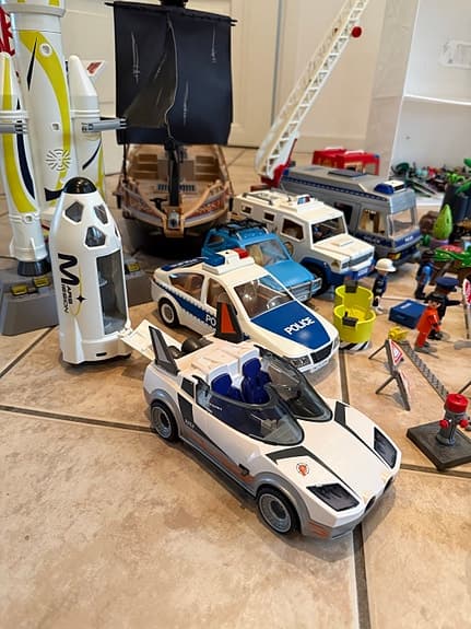 Playmobilpaket – bilar, piratskepp, raket, figurer + 3st Lego Storage Brick