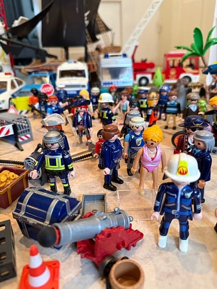 Playmobilpaket – bilar, piratskepp, raket, figurer + 3st Lego Storage Brick
