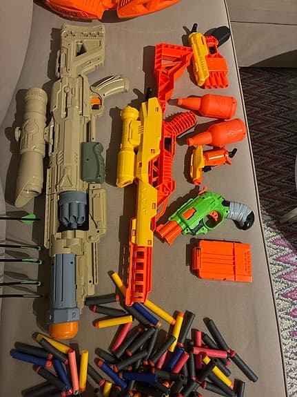 Nerf leksaksvapen med tillbehör