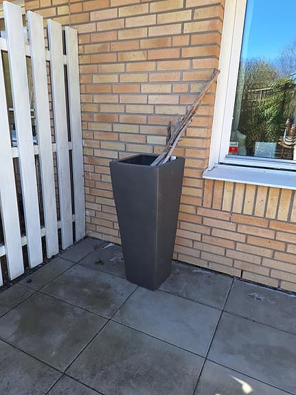 Hög fyrkantig ute/inne kruka i mörkgrå färg