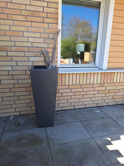 Hög fyrkantig ute/inne kruka i mörkgrå färg