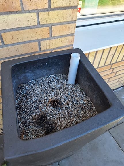 Hög fyrkantig ute/inne kruka i mörkgrå färg