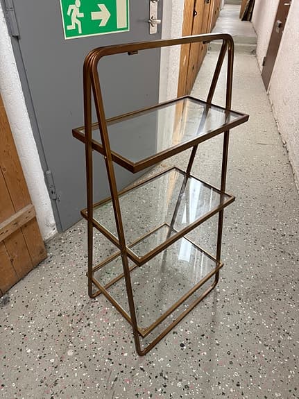 Hylla i mässing och glas