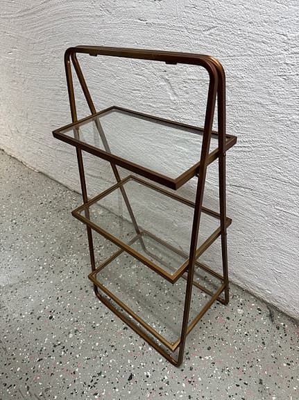 Hylla i mässing och glas