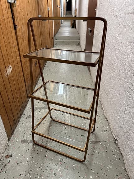 Hylla i mässing och glas
