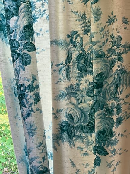 Gardinermed kappa i blå blommigt råsiden