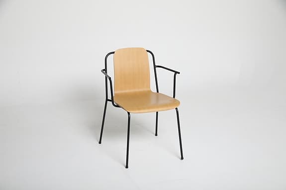 Normann Copenhagen Studio Armchair designad av Simon Legald
