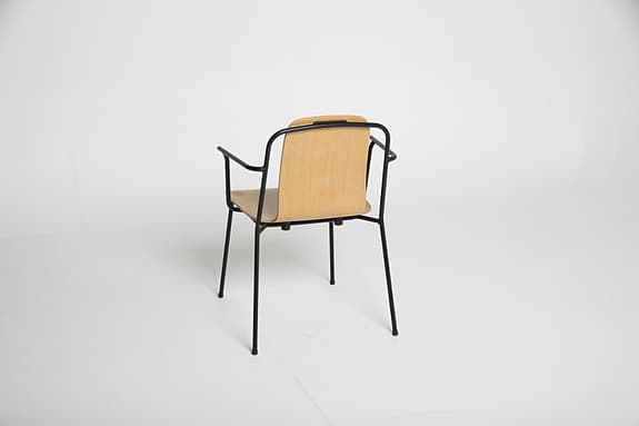 Normann Copenhagen Studio Armchair designad av Simon Legald