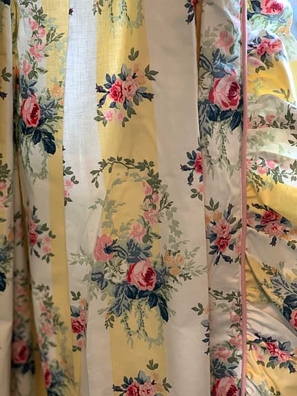 Fodrade Gardiner i blommig chintz med kappa och oktag för ett fönstyer