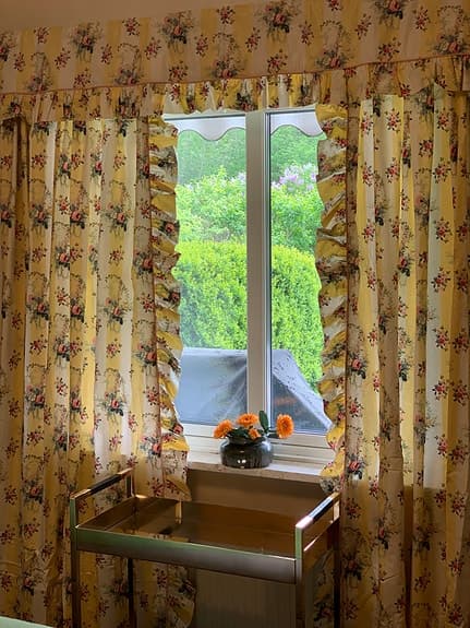 Fodrade Gardiner i blommig chintz med kappa och oktag för ett fönstyer