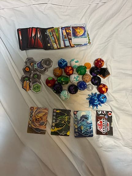 Bakugan samling med bollar, kort och brickor