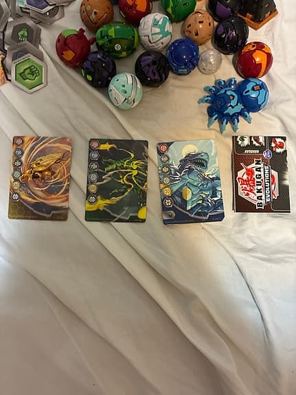 Bakugan samling med bollar, kort och brickor