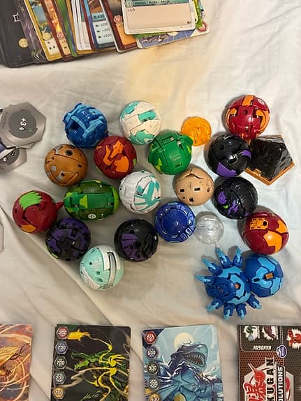 Bakugan samling med bollar, kort och brickor