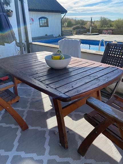 Trädgårdsbord i trä från Hillerstorp med två stolar