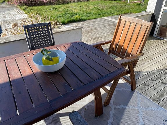 Trädgårdsbord i trä från Hillerstorp med två stolar