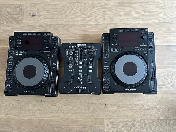 Pioneer CDJ-900 med Allen & Heath Xone:23 mixer och studiomonitorer
