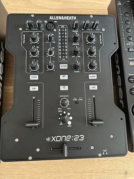Pioneer CDJ-900 med Allen & Heath Xone:23 mixer och studiomonitorer