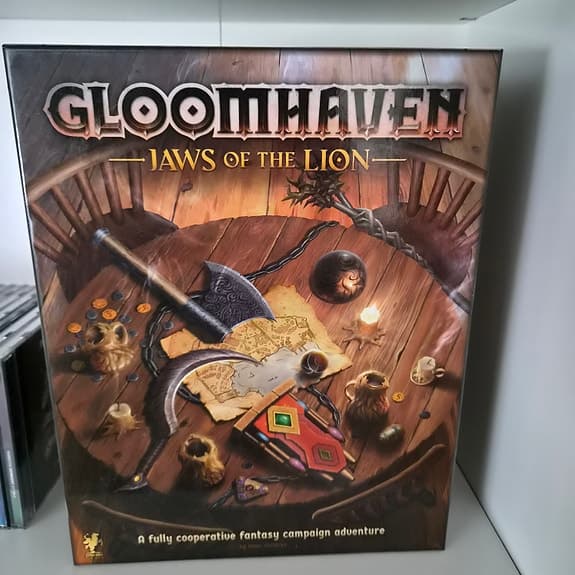 Gloomhaven och Gloomhaven Jaws of the Lion brädspel