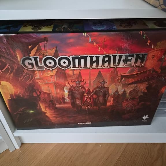 Gloomhaven och Gloomhaven Jaws of the Lion brädspel
