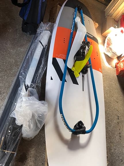 Vindsurfingbräda och rigg i nyskick