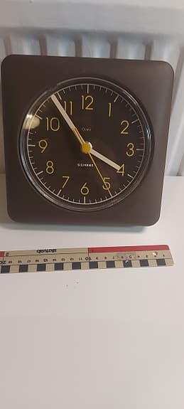 Siemens retro väggklocka – 70/80-tal – Brun plastdesign – Quartz
